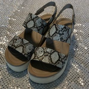 Crocs Brooklyn Low Wedge - Snake print